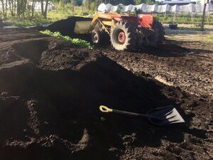 Chargement compost au tracteur Quatre-Temps.jpg